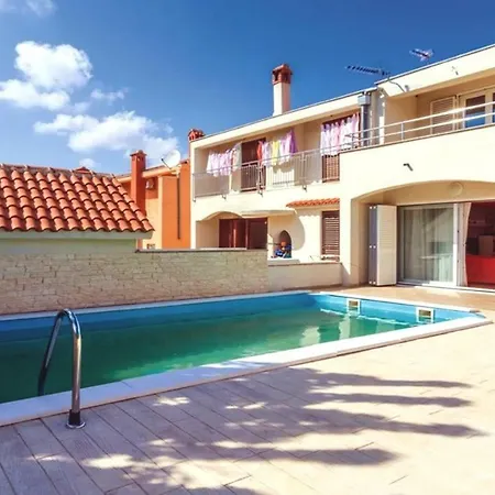 Holiday House With Pool, 4 Bedrooms, Villa