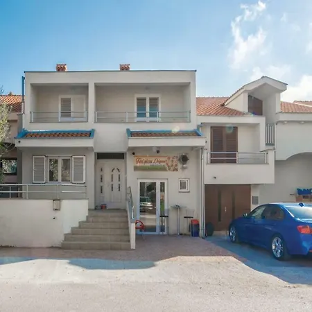 Holiday House With Pool, 4 Bedrooms,