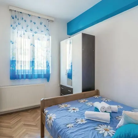Holiday House With Pool, 4 Bedrooms,