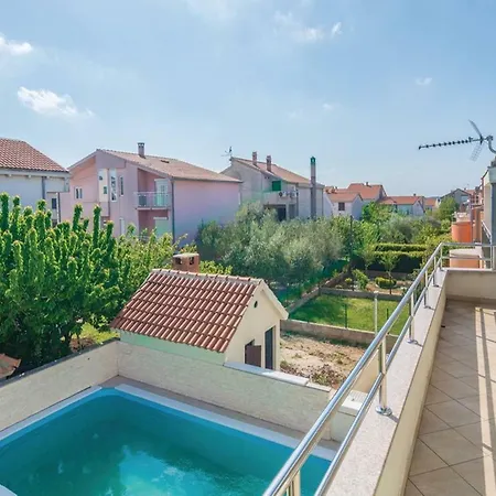Holiday House With Pool, 4 Bedrooms,
