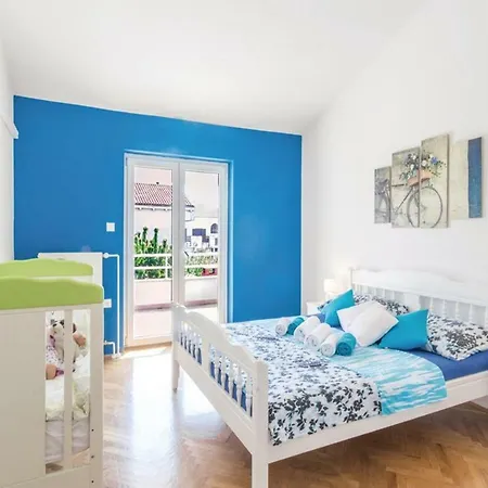 Holiday House With Pool, 4 Bedrooms, *